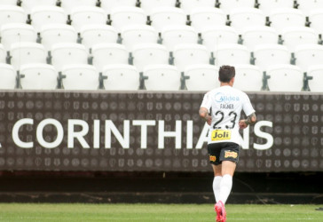 Já são cinco laterais-direitos que chegaram ao Corinthians e viraram reserva de Fagner