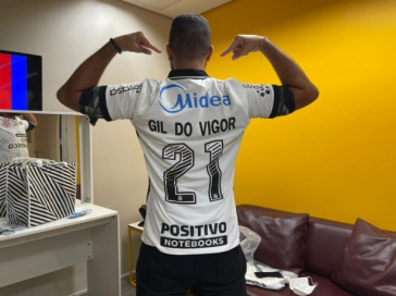 Gil do Vigor foi presentado pelo Corinthians