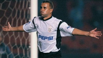 Rogério encerrou sua participação com a camisa do Corinthians em 2004, com 228 jogos, 36 gols e quatro títulos