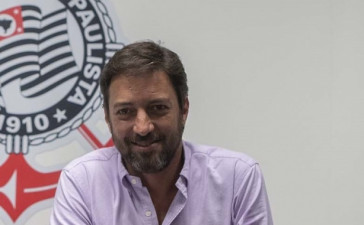 Duilio durante assinatura de contrato com reforo na ltima gesto