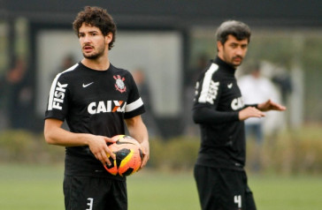 Douglas e Pato em treino do Corinthians em maio de 2013