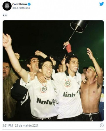 Corinthians postou foto de Sylvinho como jogador