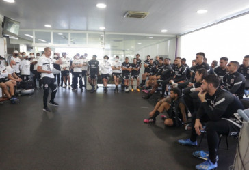 Sylvinho conversa com elenco do Corinthians durante seu primeiro treino como treinador do time