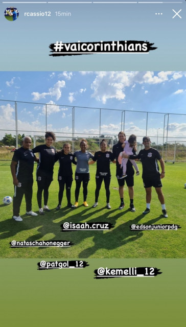 Com filha no colo, Cássio posa ao lado de Natascha, Isa Cruz, Paty e Kemelli