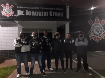 Membros da Gavies da Fiel em frente ao CT Joaquim Grava
