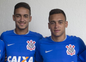 Matheus Pirulão e Maycon no primeiro dia de treino com o elenco profissional, em 2014;