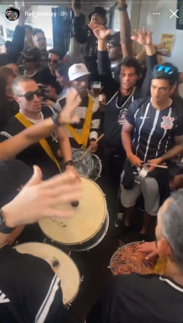Sem máscaras, torcida do Corinthians se reuniu em Sydney, na Austrália, para acompanhar o Dérbi