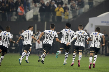 Gil comemora um dos de seus sete gols na Neo Qumica Arena, diante do Vasco, no Brasileiro 2015