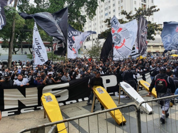 Protesto exps caixes simblicos de dirigentes na frente do Parque So Jorge