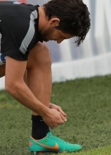 Alexandre Pato, em 2013, causou polmica ao treinar com uma chuteira verde; no dia seguinte clube pediu para no usar
