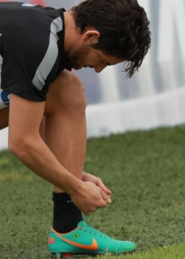 Alexandre Pato, em 2013, causou polêmica ao treinar com uma chuteira verde; no dia seguinte clube pediu para não usar