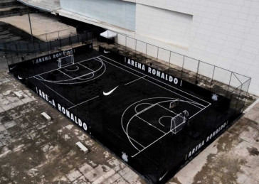 Arena Ronaldo, que fica do lado externo da Neo Química Arena, é toda preta; inclusive a grama sintética