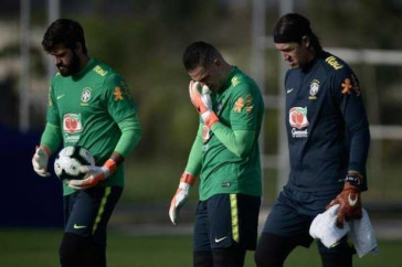 Cssio chegou a treinar de agasalho preto para no usar a camisa verde dos goleiros na Seleo Brasileira