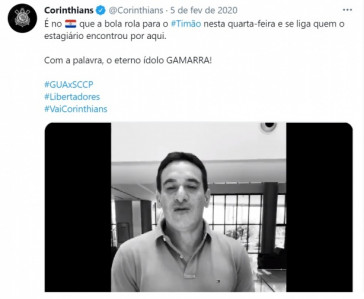 Com uma camisa polo verde, Gamarra visitou a concentrao do Corinthians no Paraguai em 2020; clube fez o video, mas em preto e branco