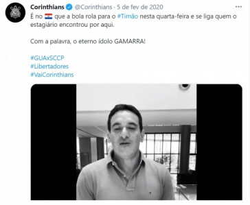 Com uma camisa polo verde, Gamarra visitou a concentração do Corinthians no Paraguai em 2020; clube fez o video, mas em preto e branco