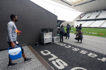 Grama sinttica na beira do gramado da Neo Qumica Arena no  verde, e sim, preto e cinza