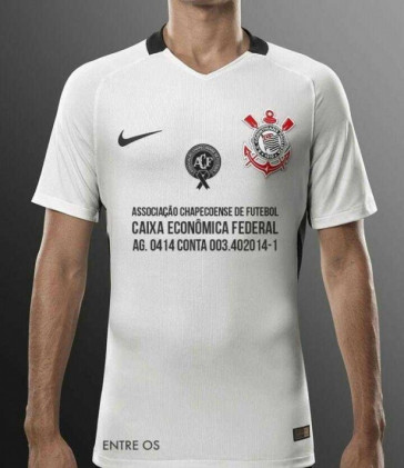 Homenagem à Chapecoense, que é um clube de cor verde, foi feita em preto na camisa oficial; causa virou polêmica durante o Brasileirão 2016