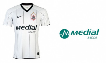 Medial Saúde foi patrocinadora do Corinthians em 2008; operadora de saúde, porém, teve de trocar a cor de sua logomarca