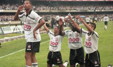 Na final do Brasileiro de 1998, a Embratel resolveu patrocinar o Corinthians para divulgar o sistema de discagem DDD. Uma das letras era verde na propaganda, mas o clube negou; sada foi colocar as trs na cor vermelha