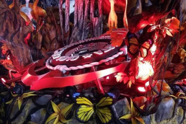 Plantas nas cores amarela e vermelho (e não verde) foram usadas pela Gaviões em um de seus desfiles