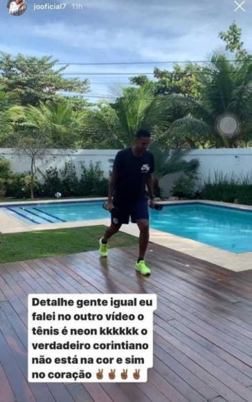 Quando voltou ao Corinthians, em meados de 2020, J postou um vdeo de um treino em casa; atacante negou que o tnis fosse verde aps reclamao do torcedor
