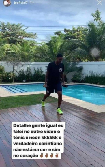 Quando voltou ao Corinthians, em meados de 2020, Jô postou um vídeo de um treino em casa; atacante negou que o tênis fosse verde após reclamação do torcedor