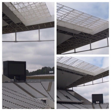 Teto de vidro do novo estádio corinthiano demorou para ser colocado porque o vidro era num tom verde; clube comprou no exterior um transparente