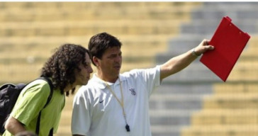 Tradutor de Daniel Passarella, em 2005, subiu ao gramado com camisa verde; após ser cobrado até pelos jogadores, foi para o vestiário trocar a vestimenta
