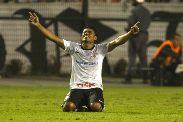 Paulinho marcou de cabea o gol que garantiu o Corinthians na semifinal da Libertadores em 2012