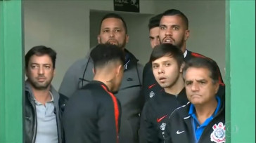 Jogadores do Corinthians acompanham o gol sofrido pelo clube na nica derrota em Chapec