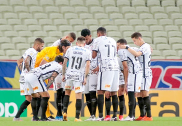 Elenco durante jogo entre Corinthians e Fortaleza, no Castel�o, pelo Campeonato Brasileiro
