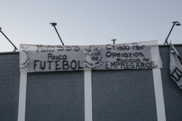 Faixas de protesto penduradas no CT Joaquim Grava pela Gaviões da Fiel