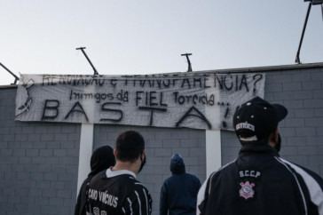 Faixas de protesto penduradas no CT Joaquim Grava pela Gaviões da Fiel
