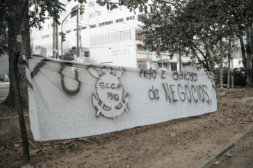 Faixas de protesto penduradas pela Gavies da Fiel