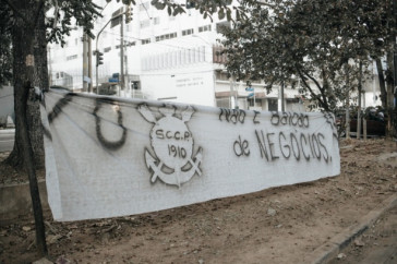 Faixas de protesto penduradas pela Gaviões da Fiel
