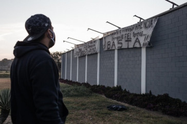 Faixas de protesto penduradas pela Gavies da Fiel