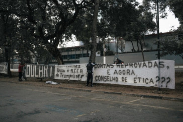 Faixas de protesto penduradas pela Gavies da Fiel