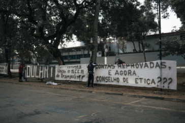 Faixas de protesto penduradas pela Gaviões da Fiel