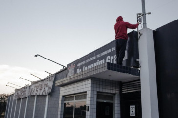 Faixas de protesto penduradas pela Gavies da Fiel