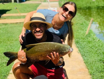 Paulinho e a esposa, a médica Vivian Pereira, mãe dos gêmeos Sofia e José Pedro