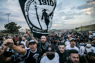 Torcida do Corinthians protesta em frente a Neo Qu�mica Arena antes do jogo contra o Atl�tico-MG