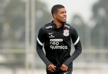 Léo Natel, que se recupera de luxação no ombro, também trabalhou no campo