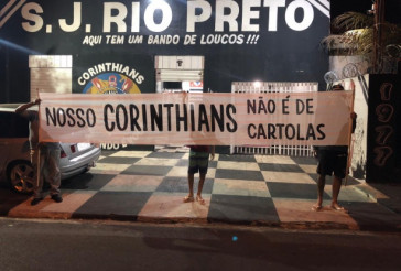 Protestos da torcida se espalharam pelo Brasil e pelo mundo nesta quarta-feira