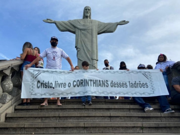Protestos da torcida se espalharam pelo Brasil e pelo mundo nesta quarta-feira