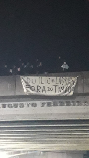 Protestos da torcida se espalharam pelo Brasil e pelo mundo nesta quarta-feira