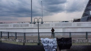 Protestos da torcida se espalharam pelo Brasil e pelo mundo nesta quarta-feira