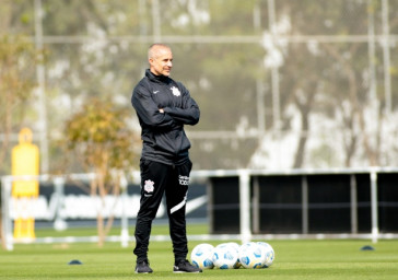 Sylvinho observa treinamento de perto no Corinthians