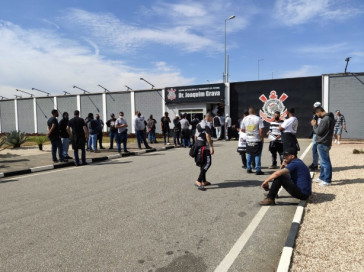 Torcedores do Corinthians em frente ao CT Joaquim Grava