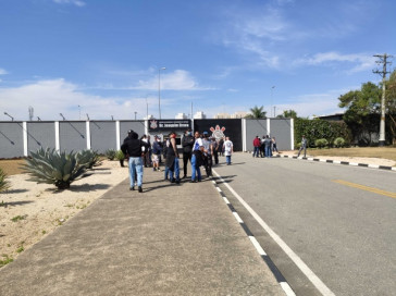 Torcedores do Corinthians em frente ao CT Joaquim Grava