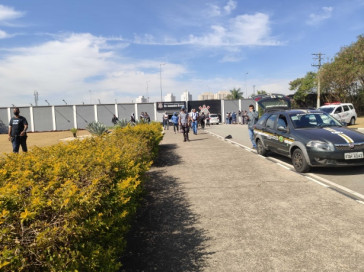 Torcedores do Corinthians fazem protesto no CT Joaquim Grava